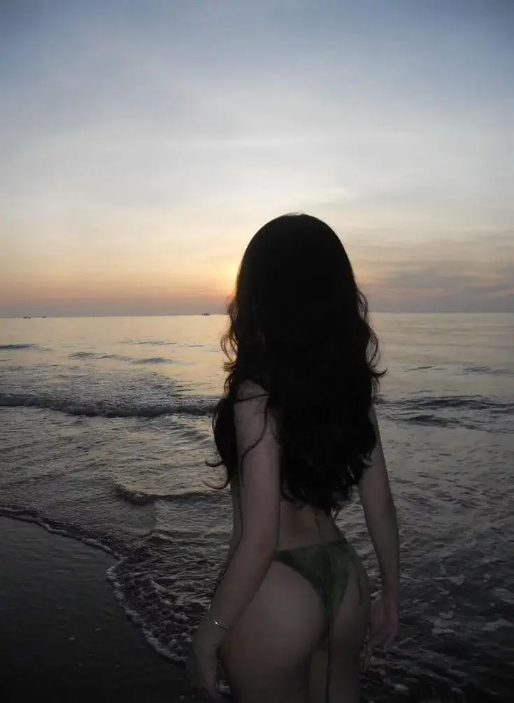 Брюнетка в стрингах гуляет по ночному берегу у моря