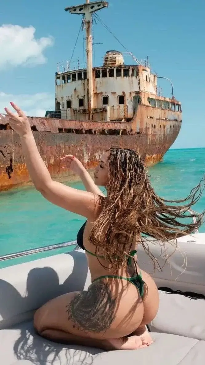 Девушка с пышными бедрами медитирует на море