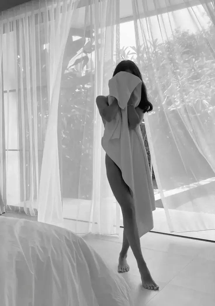 Девушка вытирается банным полотенцем после ванны