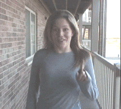 Девушки поднимают одежду и показывают сиськи