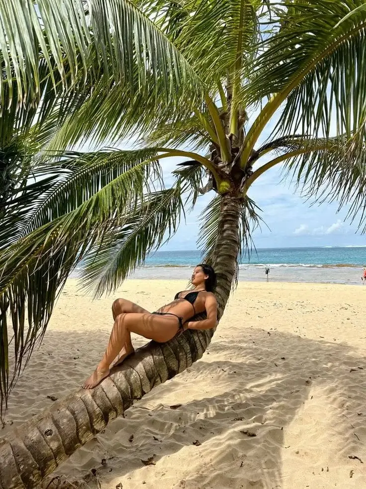 Девушки в бикини на пляже с пальмами