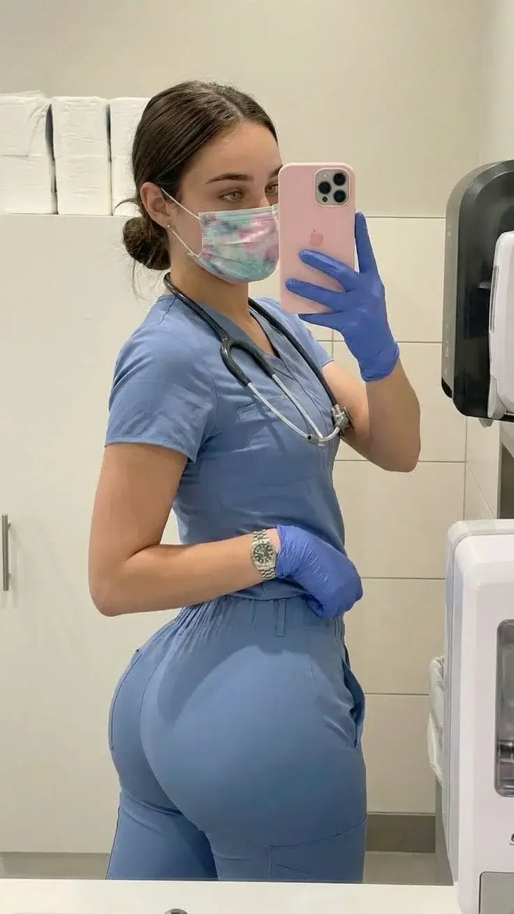 Красивая медсестра в обтягивающем комбинезоне