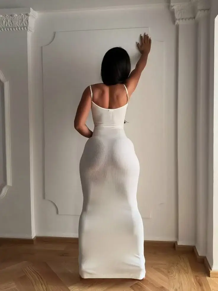 Красивые девушки в прозрачном вечернем платье