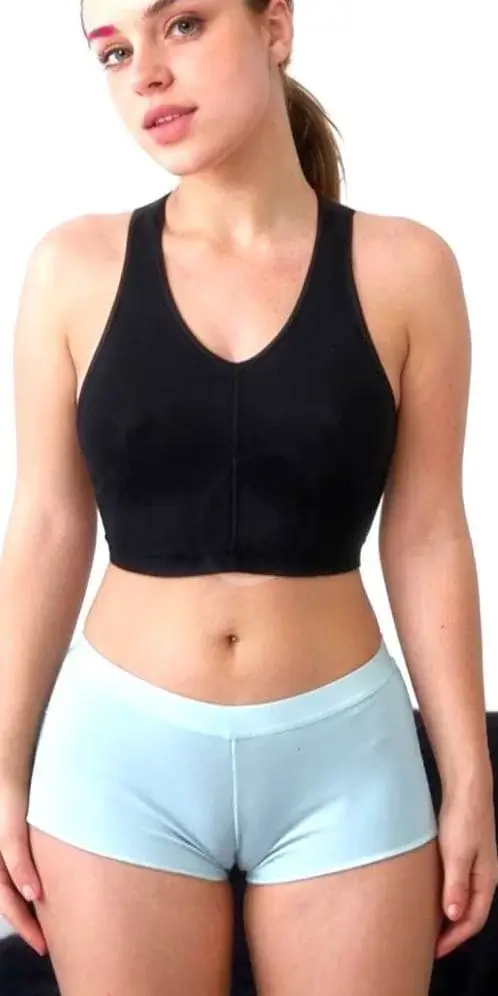 Стройняшка в черном топике и белых шортах в обтяжку