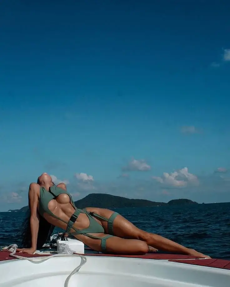 Загорелая красотка подняла лицо к солнцу